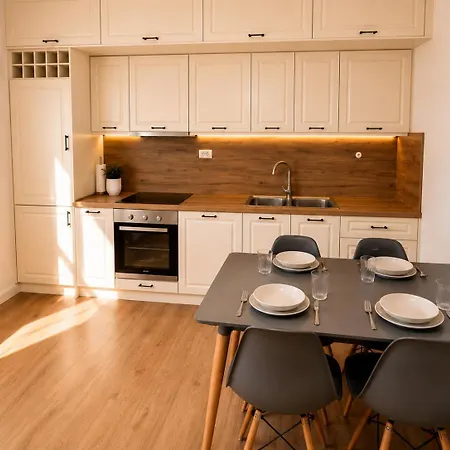 Group In The Heart Of Blloku Appartement Tirana